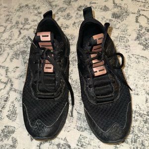 Sporty chic black/rose gold Pumas